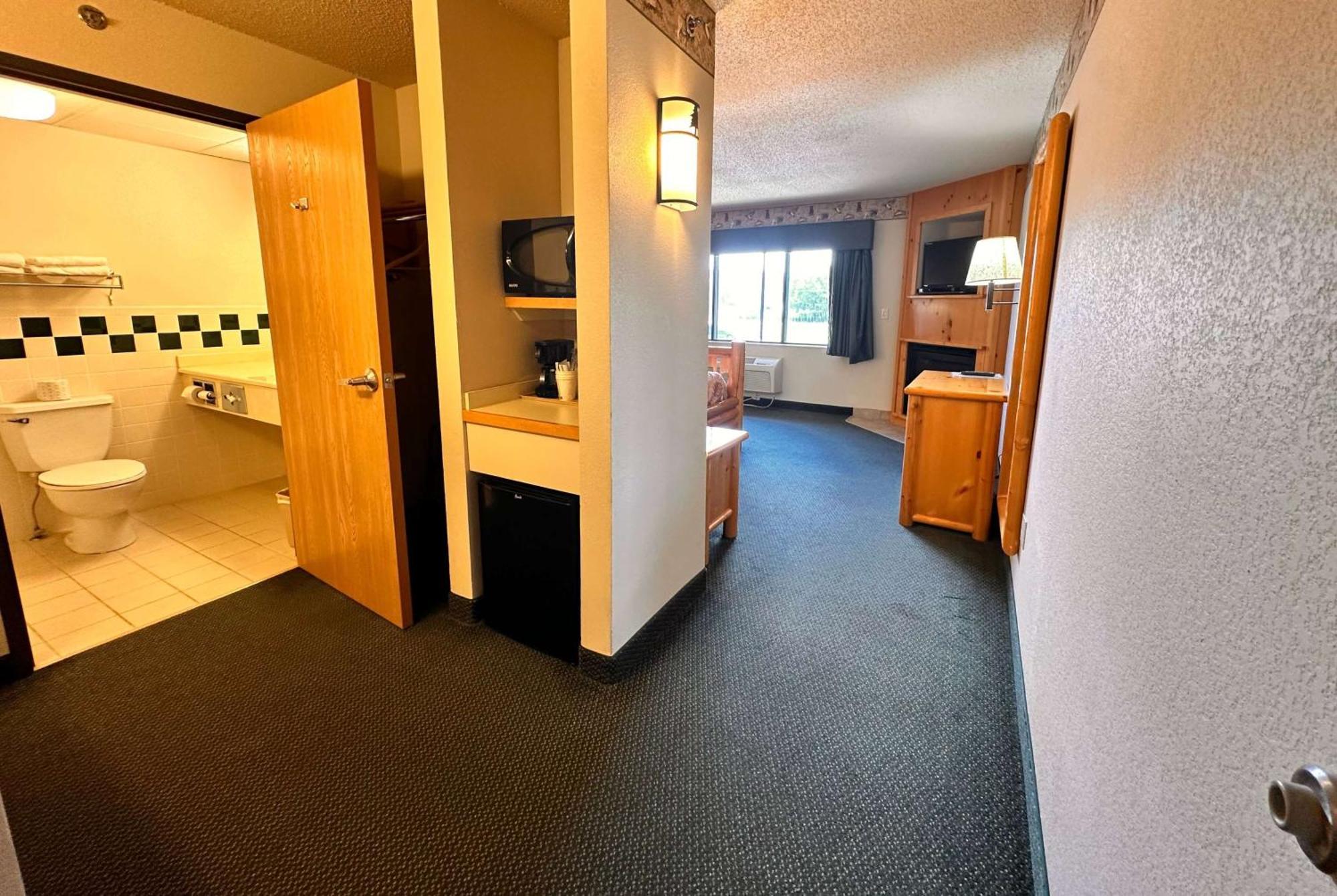 Shell Lake Lodge, A Travelodge By Wyndham Exterior photo