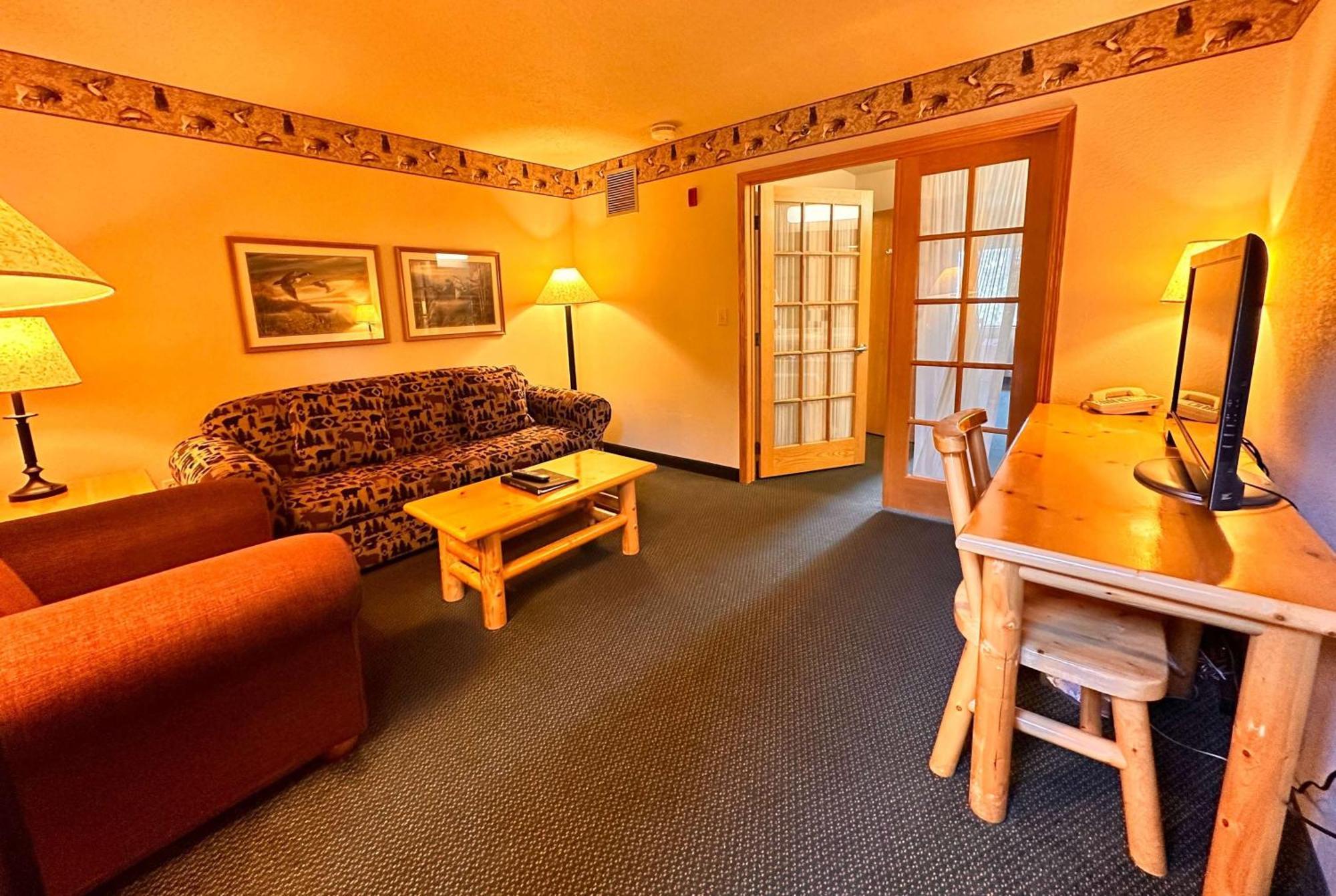 Shell Lake Lodge, A Travelodge By Wyndham Exterior photo