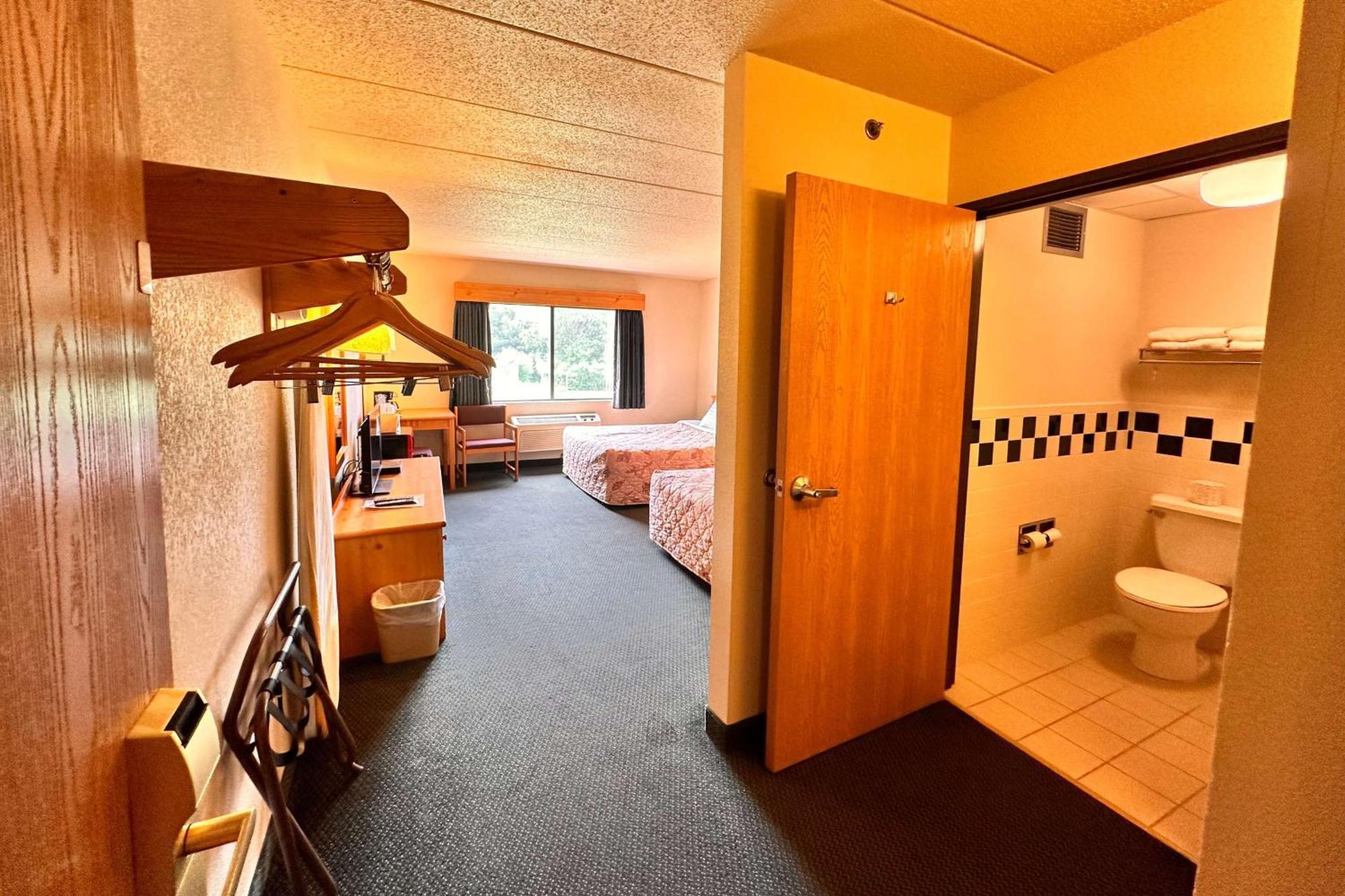 Shell Lake Lodge, A Travelodge By Wyndham Exterior photo