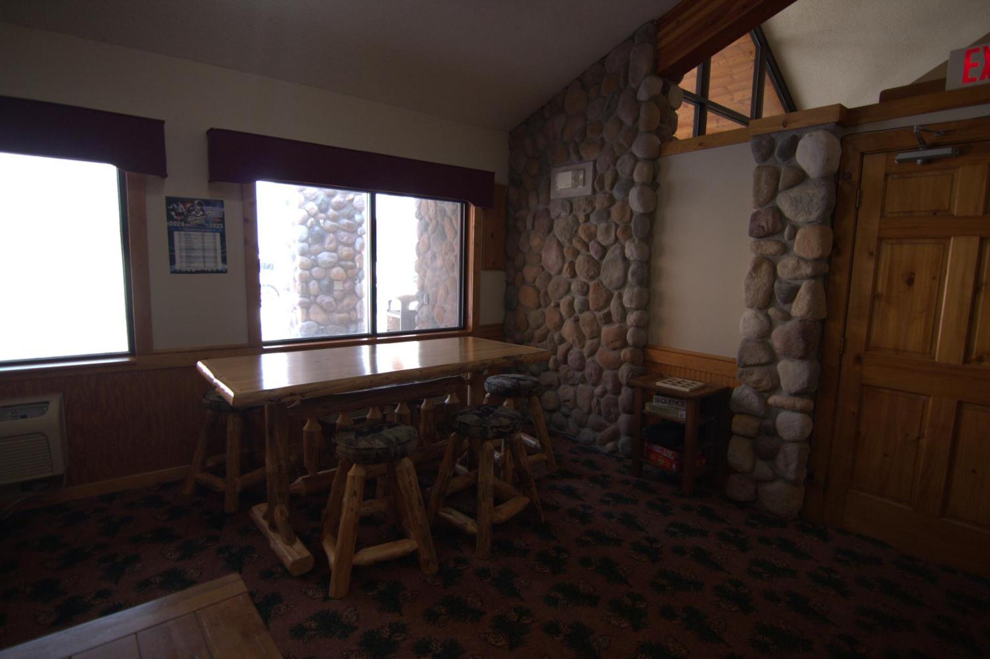 Shell Lake Lodge, A Travelodge By Wyndham Exterior photo