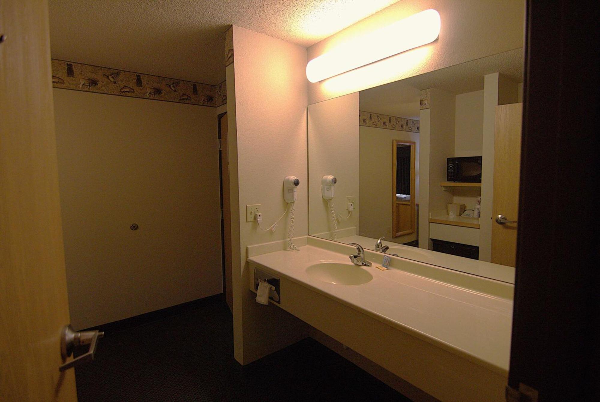 Shell Lake Lodge, A Travelodge By Wyndham Exterior photo